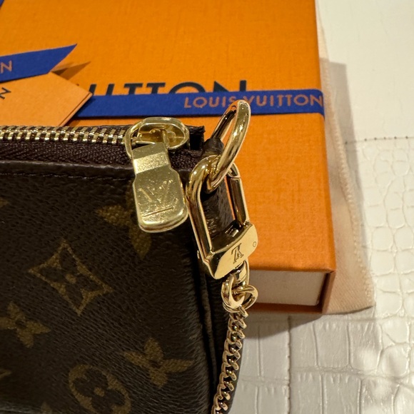 NWT LV mini Pochette Christmas collection 2022! - Picture 4 of 16